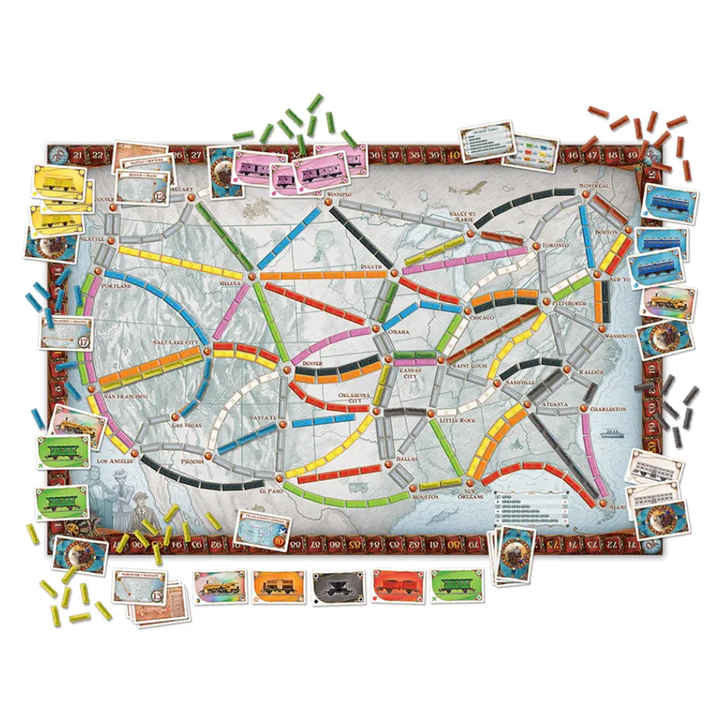 Composantes du jeu de société Les Aventuriers du Rail, incluant une carte colorée de l’Amérique du Nord, des cartes de train et des petites pièces de train en plastique.
